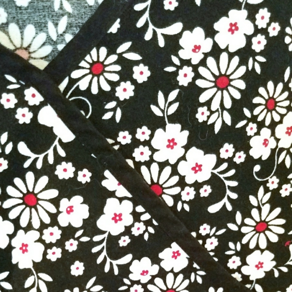 Willow Brooks Scrub Top Black Floral Size M - Picture 2 of 9